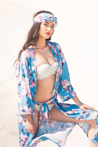 Hermosa Mujer Sexy Verano Traje Baño Azul Posando Contra Cielo — Foto de Stock