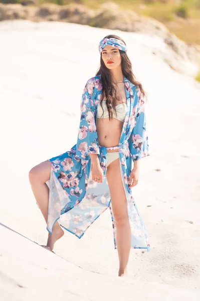 Schöne Sexy Frau Sommer Blaue Badebekleidung Posiert Gegen Den Himmel — Stockfoto