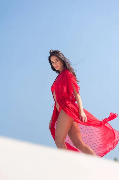 Kumda Poz Veren Güzel Bir Kadın Yaz Modası Kırmızı Mayo — Stok fotoğraf