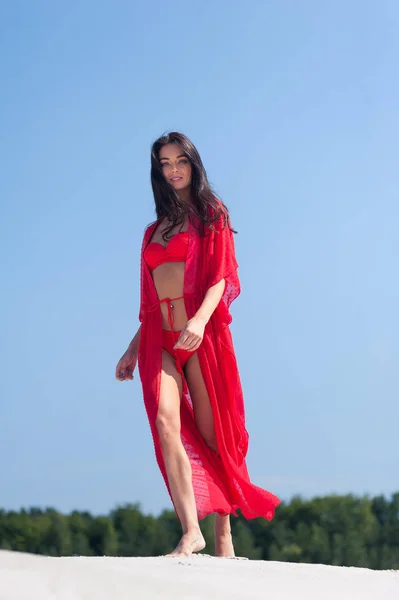 Красива Жінка Позує Піску Літній Модний Червоний Купальник — стокове фото