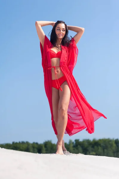 Schöne Frau Posiert Auf Dem Sand Sommermode Rote Badebekleidung — Stockfoto
