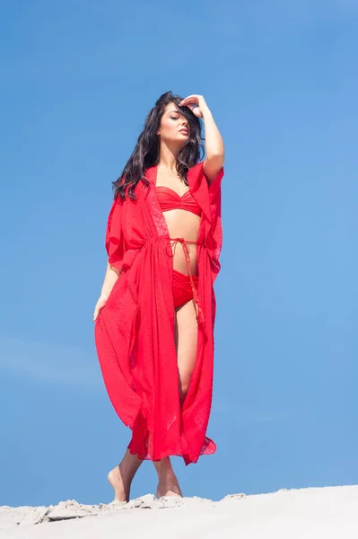 Schöne Frau Posiert Auf Dem Sand Sommermode Rote Badebekleidung — Stockfoto