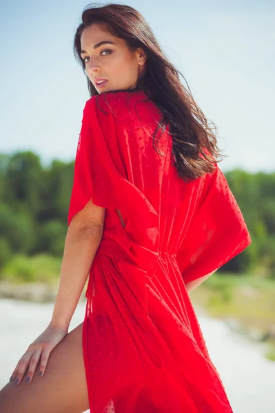 Hermosa Mujer Posando Arena Moda Verano Traje Baño Rojo —  Fotos de Stock