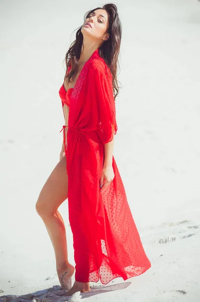 砂の上でポーズをとる美しい女性 夏のファッション赤い水着 — ストック写真