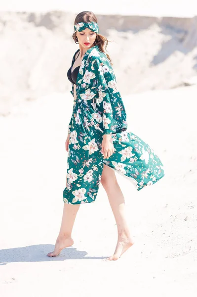 Молодая Женщина Идущая Пляжу Зеленой Пустынной Одежде — стоковое фото