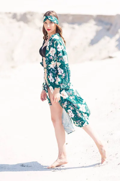 美しい若い女性は ビーチを歩いて 緑の砂漠の摩耗 — ストック写真