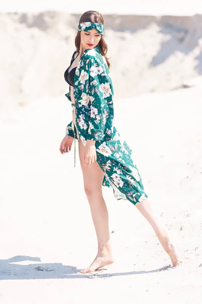 美しい若い女性は ビーチを歩いて 緑の砂漠の摩耗 — ストック写真