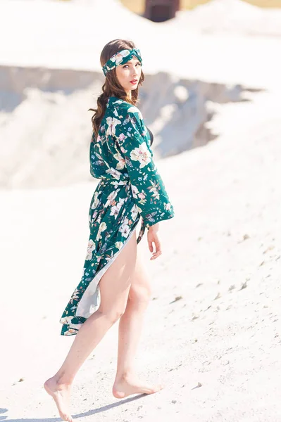 Hermosa Mujer Joven Caminando Playa Ropa Verde Del Desierto —  Fotos de Stock