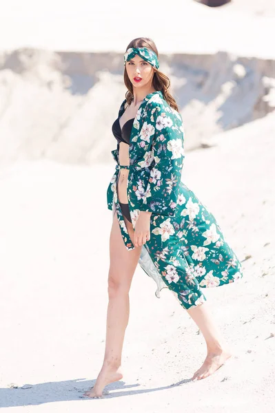 Schöne Junge Frau Strand Grüne Wüstenbekleidung — Stockfoto