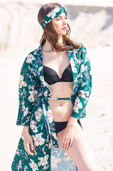 Kumsalda Yürüyen Güzel Genç Bir Kadın Yeşil Çöl Kıyafetleri — Stok fotoğraf