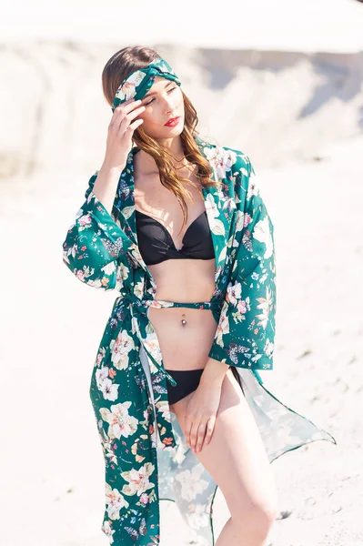 Schöne Junge Frau Strand Grüne Wüstenbekleidung — Stockfoto