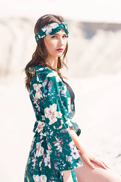 Krásná Mladá Žena Kráčí Pláži Zelené Pouštní Oblečení — Stock fotografie