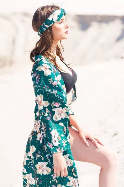 Όμορφη Νεαρή Γυναίκα Περπατά Στην Παραλία Πράσινη Έρημος Φορούν — Φωτογραφία Αρχείου