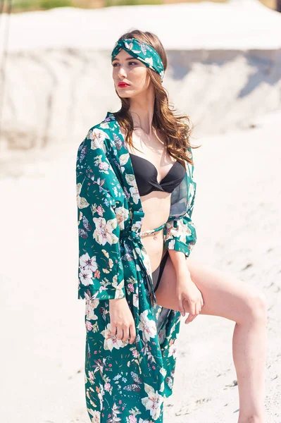 Красива Молода Жінка Йде Пляжі Зелений Пустельний Одяг — стокове фото