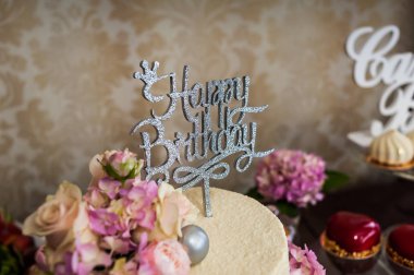 Kutlama için doğum günü pastası. Parti ve eğlence.