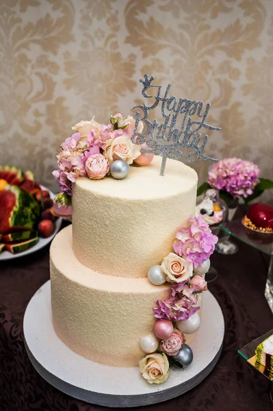 お祝いのための誕生日ケーキ パーティーと楽しみ — ストック写真