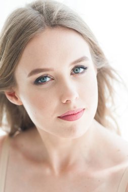 Çiçeklerle poz veren güzel sarışın kadın iç çamaşırları. Günaydın gelin..