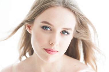 Çiçeklerle poz veren güzel sarışın kadın iç çamaşırları. Günaydın gelin..