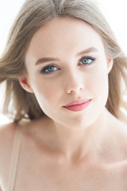 Çiçeklerle poz veren güzel sarışın kadın iç çamaşırları. Günaydın gelin..