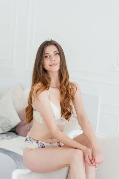 Красива Молода Жінка Позує Нижню Білизну Ліжку — стокове фото