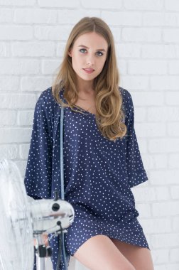 Beyaz iç çamaşırlı güzel bir sarışın.