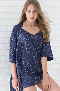 Beyaz iç çamaşırlı güzel bir sarışın.