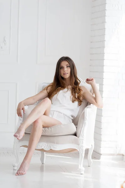Sandalye Çamaşırıyla Oturan Güzel Genç Seksi Kadın — Stok fotoğraf