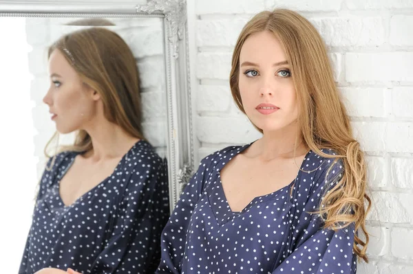 Mooie Blauwe Ondergoed Portret Van Jonge Blonde Vrouw — Stockfoto