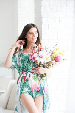 Çiçek buketi ile güzel mutlu genç kadın