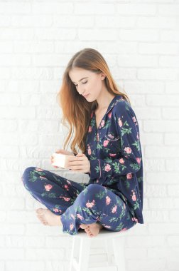 İnce sarışın genç kadın rahat beyaz t shirt giymiş vücudunu gösterir ve pantolon ince bacaklar mükemmel bir rakam vardır. İç çamaşırı sağlıklı kadın.