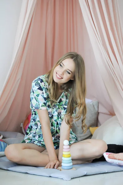 Hermosa Mujer Rubia Usando Pijama Sonriendo Felizmente — Foto de Stock