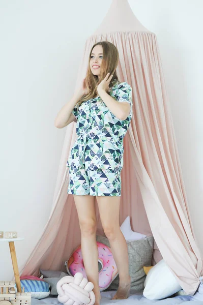 Mooie Blonde Vrouw Het Dragen Van Een Pyjama Glimlachend Gelukkig — Stockfoto