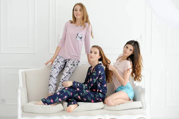 Mujeres en fotos de stock, imágenes de Mujeres en pijama sin royalties |