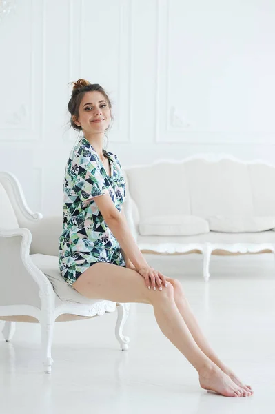 Slim Bionda Giovane Femmina Mostra Suo Corpo Vestito Casual Shirt — Foto Stock