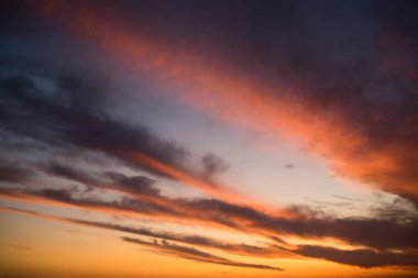 Bulutlar ile güzel renkli gün batımı