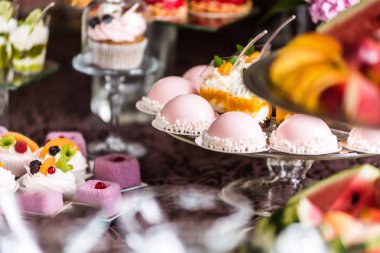 Doğum günü partisinde güzel bir masa. Dekorasyon eğilimleri.