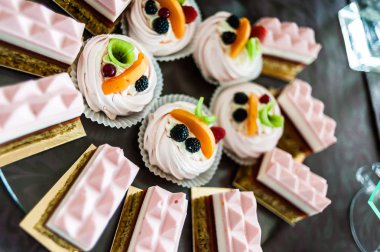 Doğum günü tatlı masa dekorasyonları