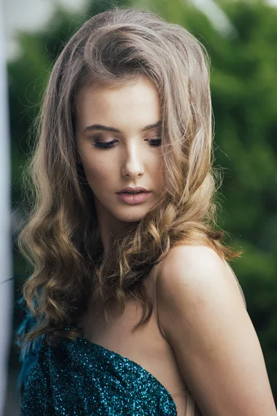 Misteriosa Mujer Hermosa Vestido Noche Verde — Foto de Stock