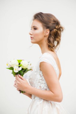 Düğün seremonisinden önce beyaz sarayın yakınında açık renkli, uzun beyaz elbiseli zarif bir kadın yürüyordu..