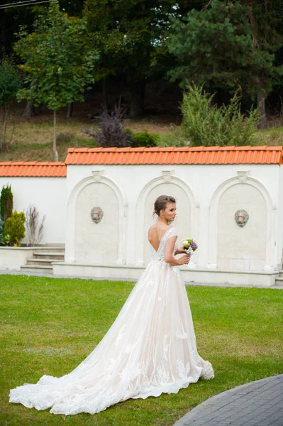 Beautiful Bride Long Wedding Dress Wedding Bouquet — Stock Photo, Image