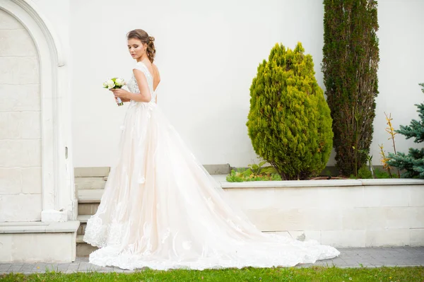 Belle Mariée Robe Mariée Longue Avec Bouquet Mariage — Photo