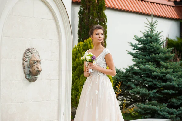 Schöne Braut Langen Brautkleid Mit Brautstrauß — Stockfoto