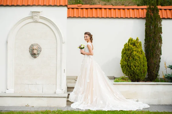 Красивая Невеста Длинном Свадебном Платье Свадебным Букетом — стоковое фото