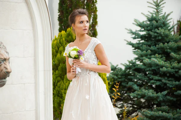 Bella Sposa Abito Sposa Lungo Con Bouquet Sposa — Foto Stock