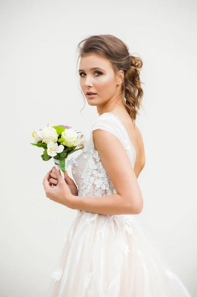 Giovane Donna Elegante Con Bouquet Sposa Abito Bianco Lungo Leggero — Foto Stock