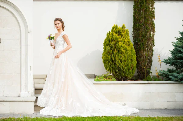 Giovane Donna Elegante Con Bouquet Sposa Abito Bianco Lungo Leggero — Foto Stock