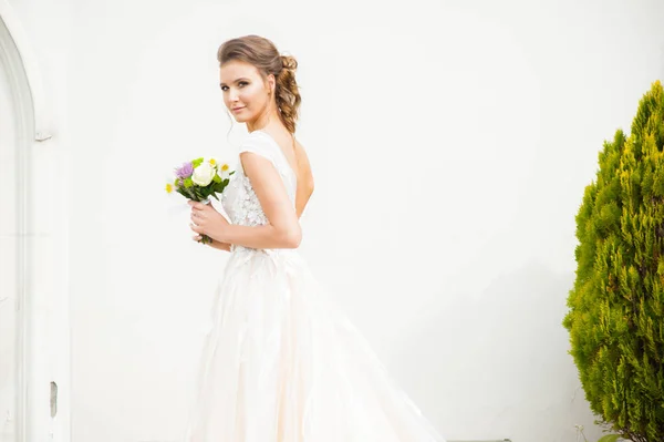 Giovane Donna Elegante Con Bouquet Sposa Abito Bianco Lungo Leggero — Foto Stock