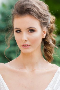 Düğün seremonisinden önce beyaz sarayın yakınında açık renkli, uzun beyaz elbiseli zarif bir kadın yürüyordu..