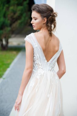 Düğün seremonisinden önce beyaz sarayın yakınında açık renkli, uzun beyaz elbiseli zarif bir kadın yürüyordu..