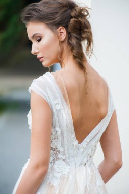 Düğün seremonisinden önce beyaz sarayın yakınında açık renkli, uzun beyaz elbiseli zarif bir kadın yürüyordu..